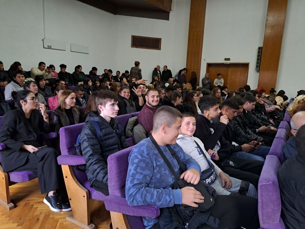 Склуптурна композиция "Земляците" - ПГССТ Никола Й. Вапцаров - Левски
